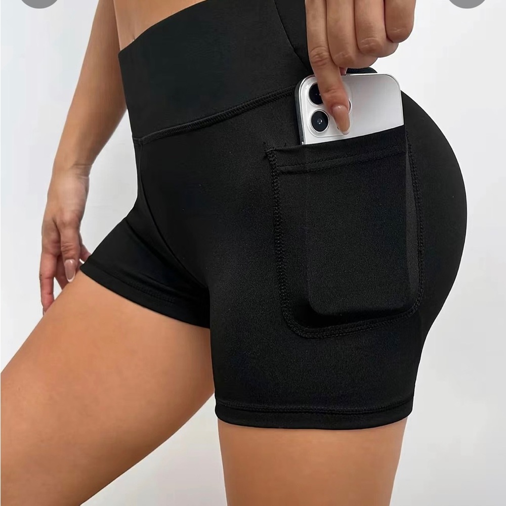 Solid seamless biker shirt w/phone pocket